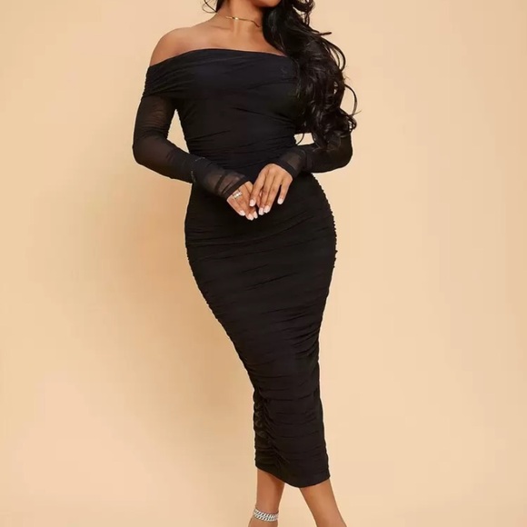 Elegant Black Off-Shoulder Dress - Picture 1 of 4